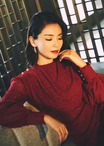 既简约复古又时尚!@刘涛tamia 这身红色长裙太美了 干净大气