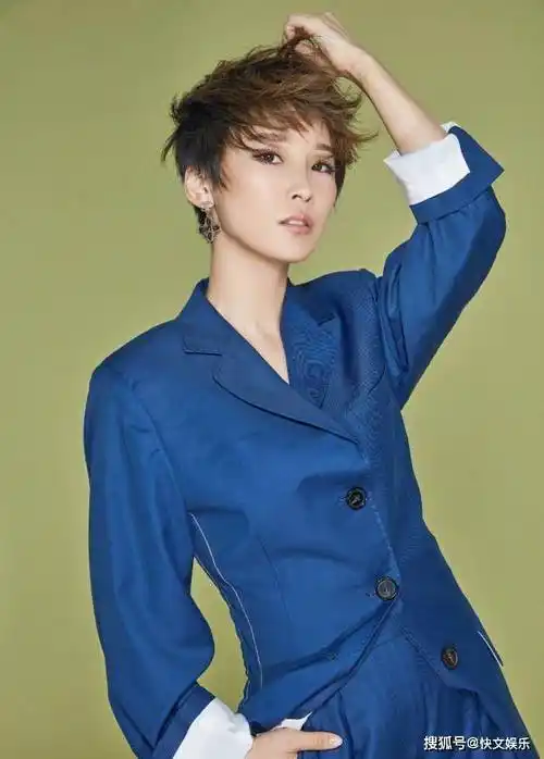 吴京妻子谢楠晒与贾玲合影!