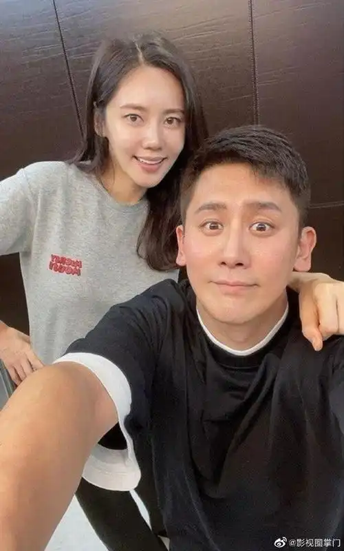 秋瓷炫于晓光晒新年合照#照片中,夫妻俩恩爱互动,拥抱比心,很是甜 !!