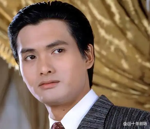 一代赌神发哥,凭借《赌神》系列火的一塌糊涂,更是千万人心中的男神.