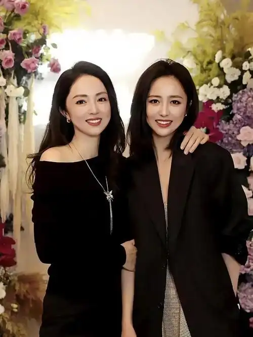 同样是黑色上衣穿搭,却各有各的特色|董璇|佟丽娅_新浪新闻