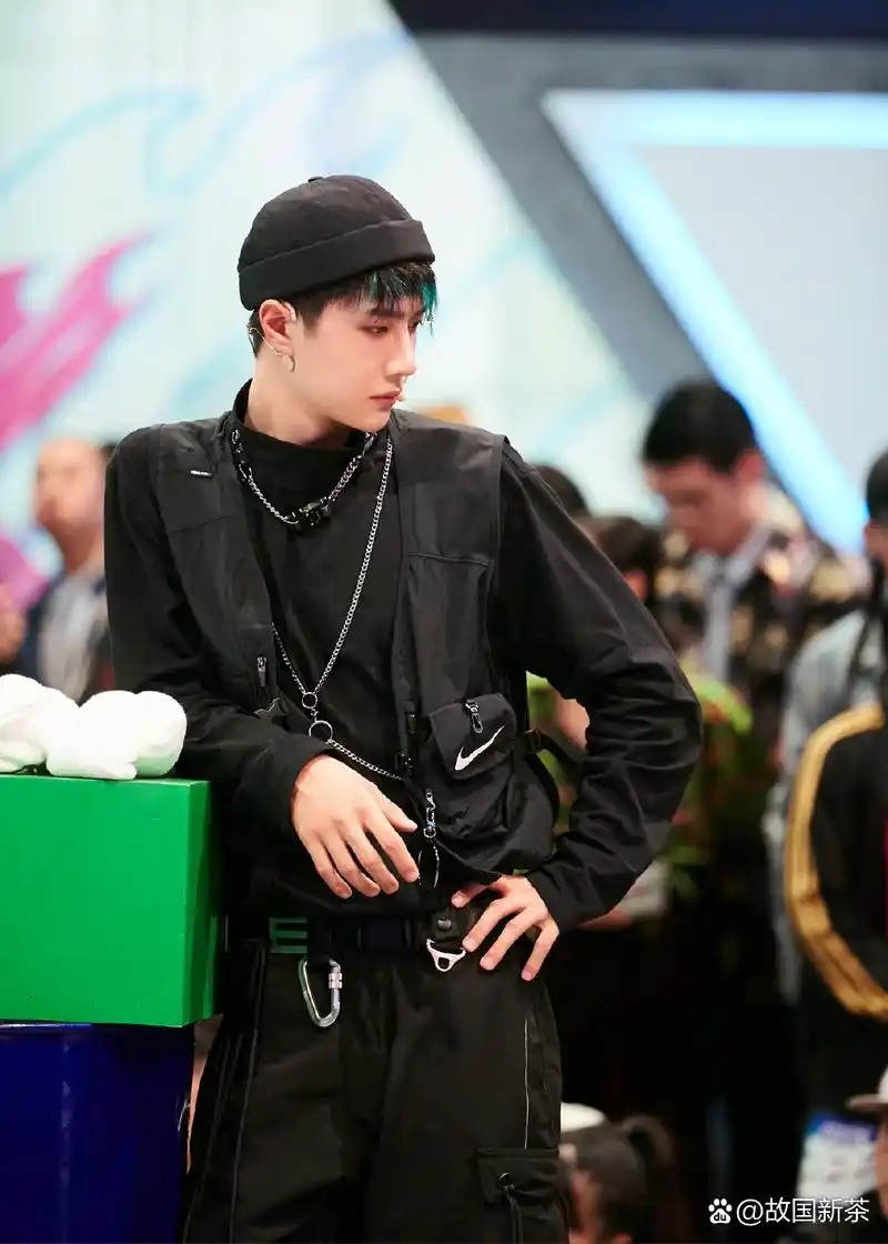 超级喜欢王一博街舞3的这套造型! 帅的要死,苏感爆棚! 朋克赛高!