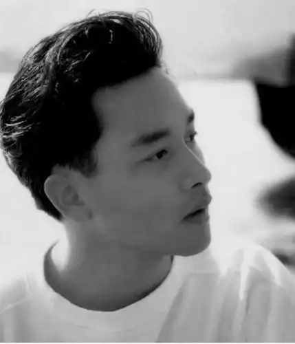 后来司机爆料出一个最震惊的消息,在出车祸前一分钟他回头看刘丹,从