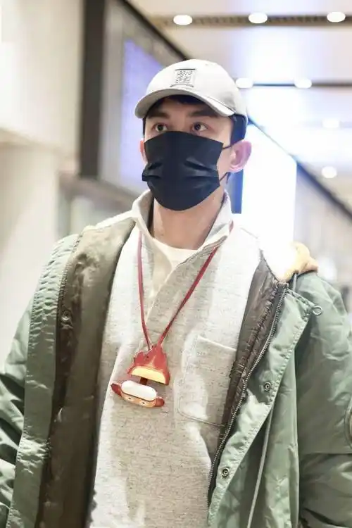 吴磊结束巴黎时装周行程机场到达 随身火苗耳机包童趣十足_loewe_男装