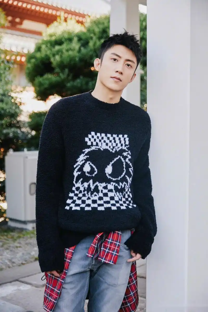 黄景瑜东京写真请查收~在秋日阳光下,身着黑色毛衣与牛仔裤,简单随性