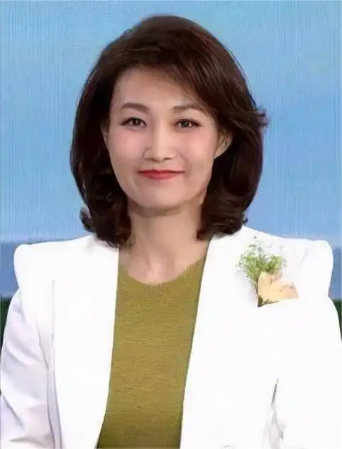 李梓萌不仅漂亮潇洒,笔墨功夫也确实不赖,不愧是央视才女!