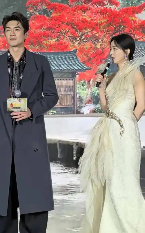 原创赵丽颖和曾黎同框身高差好萌林更新还抢着拉裙摆