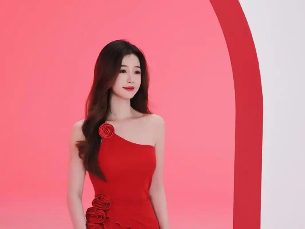 虞书欣最新造型大片,身穿一袭红色露肩性感红裙,搭配一头长而飘逸的
