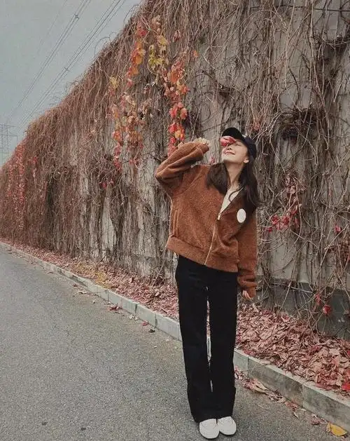 王鸥出游主打保暖,焦糖羊毛外套配黑色高腰牛仔裤,没化妆更好看|街拍