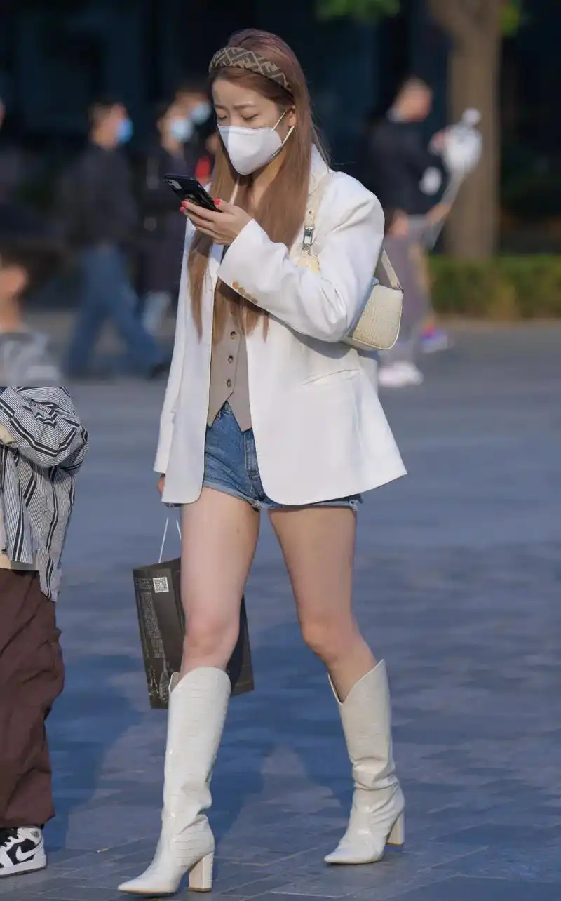 穿牛仔短裤的时尚女生 炎热的夏季,美女们分别以清凉装扮风格出 - 抖