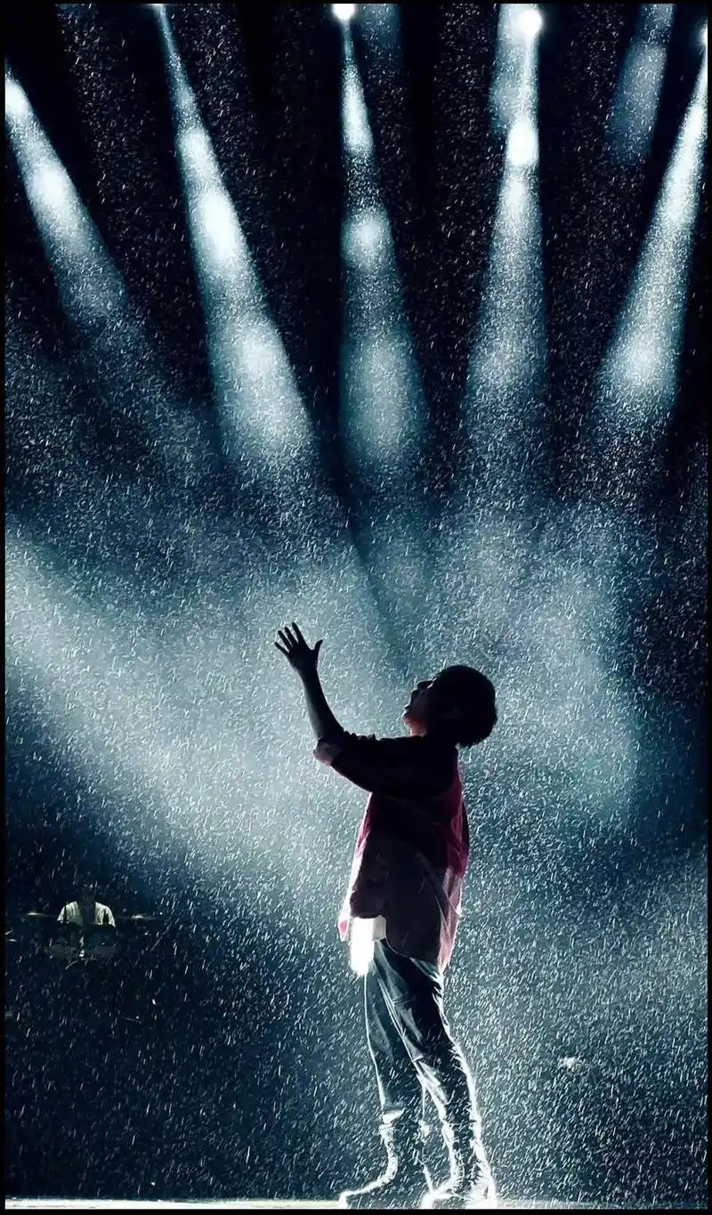 五月天好好好想见到你 重庆场#突然好想你 #阿信 #神级现 - 抖音