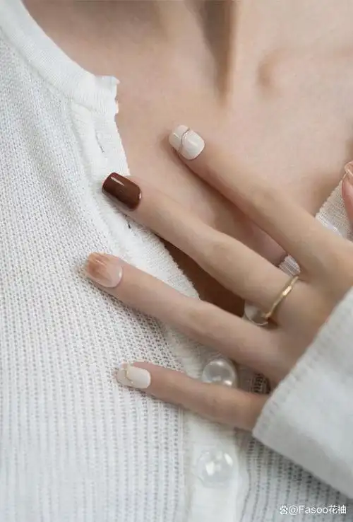 美甲ins小众短款简约的搭配一直都深受广大小仙女们的喜爱,是一个特别