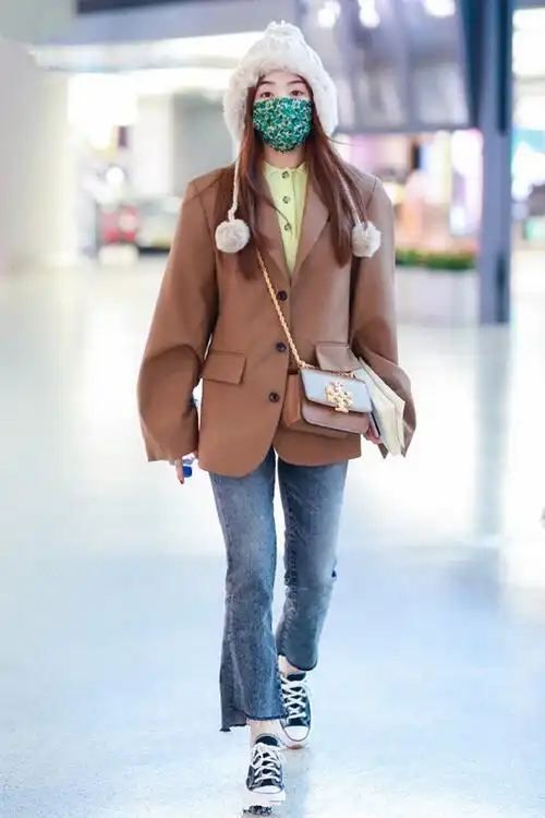 张含韵头戴白色针织帽身穿咖啡色小西装颇为时尚