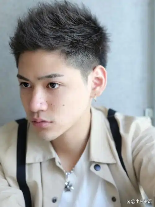 以下是一些适合初中男生的短发发型推荐,希望能够满足不同喜好和需求.