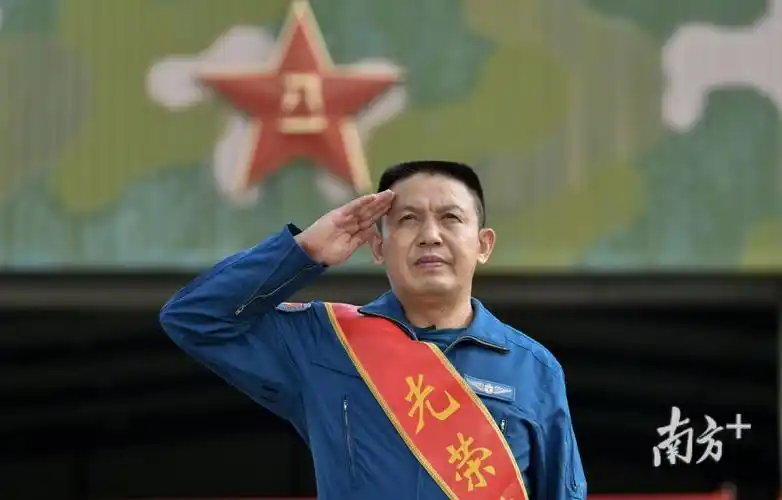 即将告别蓝天时,南部战区空军航空兵某旅用一场庄严的停飞仪式向