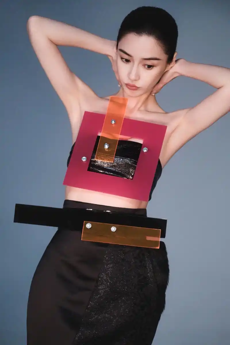 angelababy登上风尚志三月刊封面大片,身穿rahul mishra 2024春夏高定