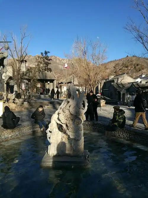 龙凤池温泉为景区纯天然温泉泡脚休息区