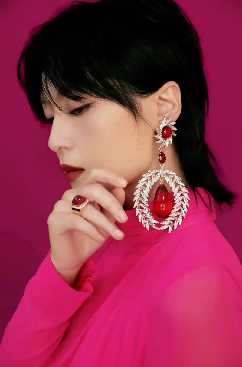 周笔畅纯粉礼服,明亮热烈,温柔浪漫!