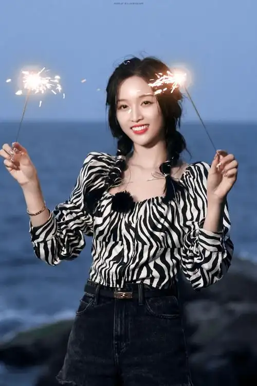 吴宣仪妻子的浪漫旅行夏天海边女孩烟花