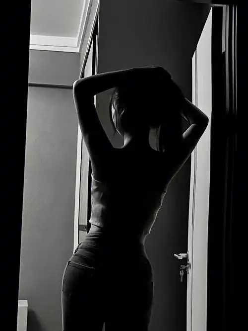 逆光拍照背影杀绝绝子