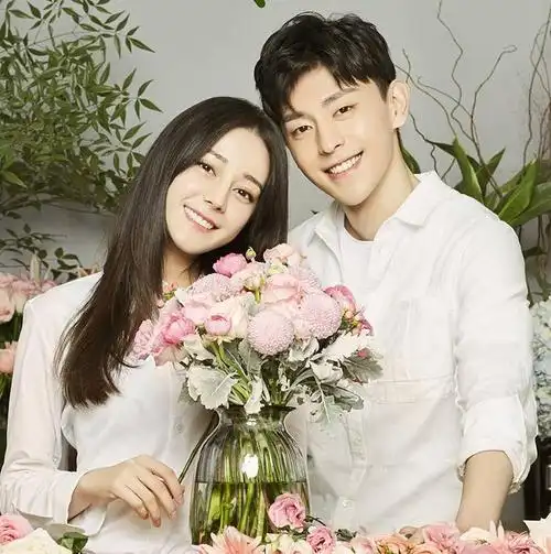 邓伦合作过的小花旦李沁与热巴你们觉得他与谁的cp感更强呢