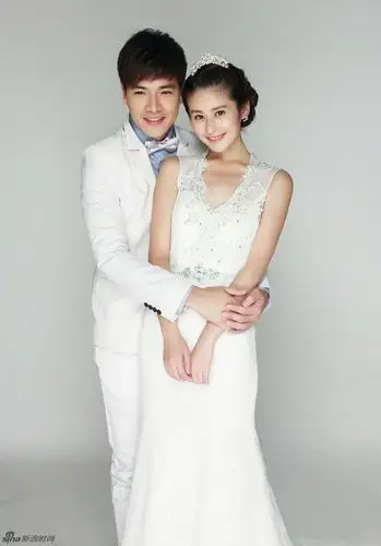 颖儿牵手王传一曝光了一组甜蜜婚纱大片,身穿白色婚纱的颖儿依偎在