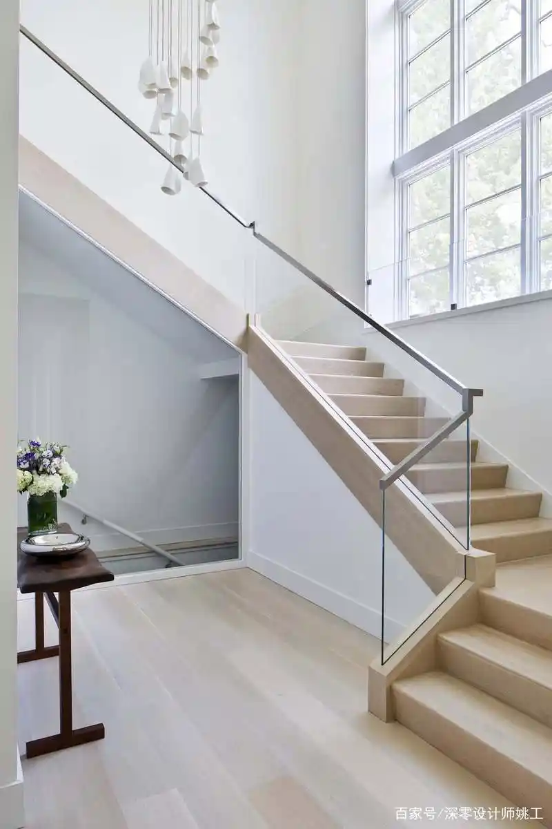 家里的楼梯扶手总觉得土气,换种材质这样做,档次提升一大截!
