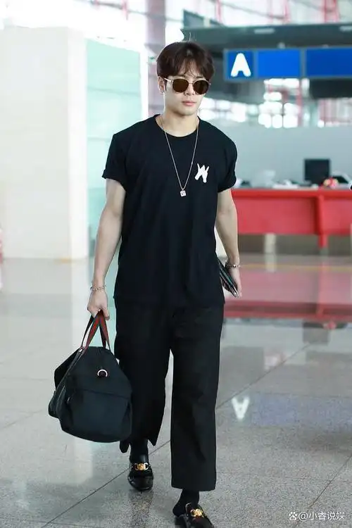 王嘉尔去温州吃席,素颜黑西装,夜晚酒店又和男子亲昵,还被灌酒