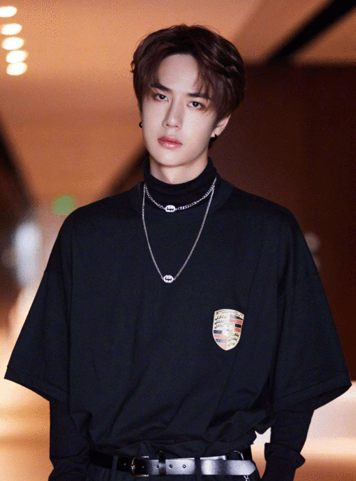 王一博帅气休闲穿搭