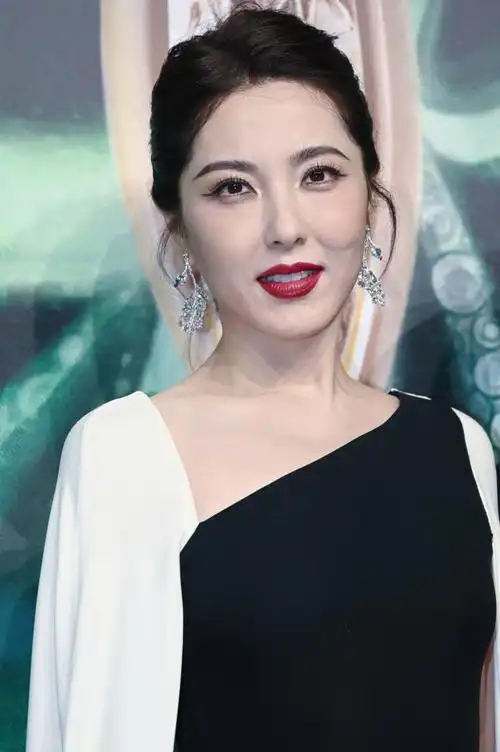 同一天生日,蔡少芬的50岁和曾黎的47岁,让我看到了世态炎凉