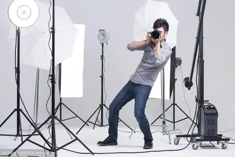 摄影师在影棚里拍照
