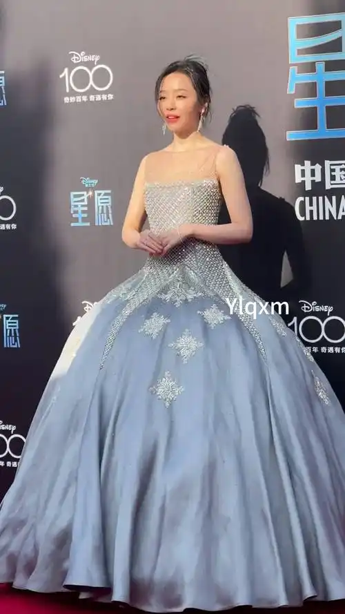 张靓颖 蓝色银星公主裙造型状态如何?#星愿中国首映礼