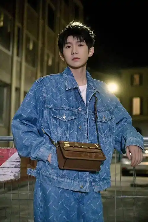 所以恋情受的关注度也挺高,但是跟热搜上这一位只是朋友关系,细数王源