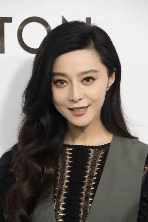 范冰冰白成反光板,淡妆出镜几乎无皱纹,粗布长裙照样穿出美艳感