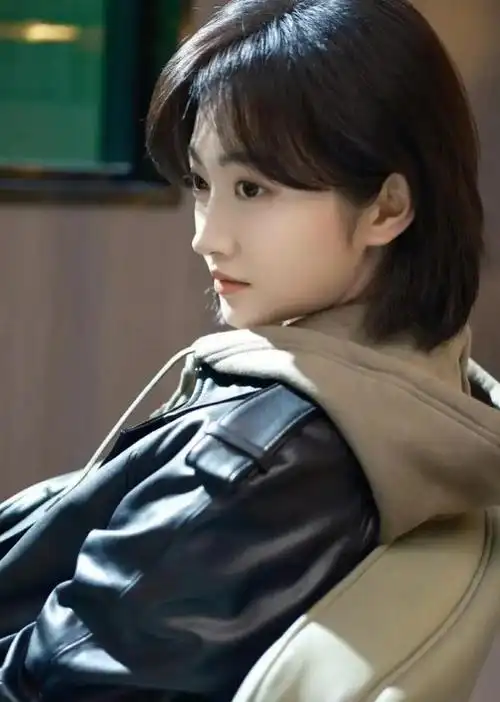 景甜周五营业照侧脸好绝