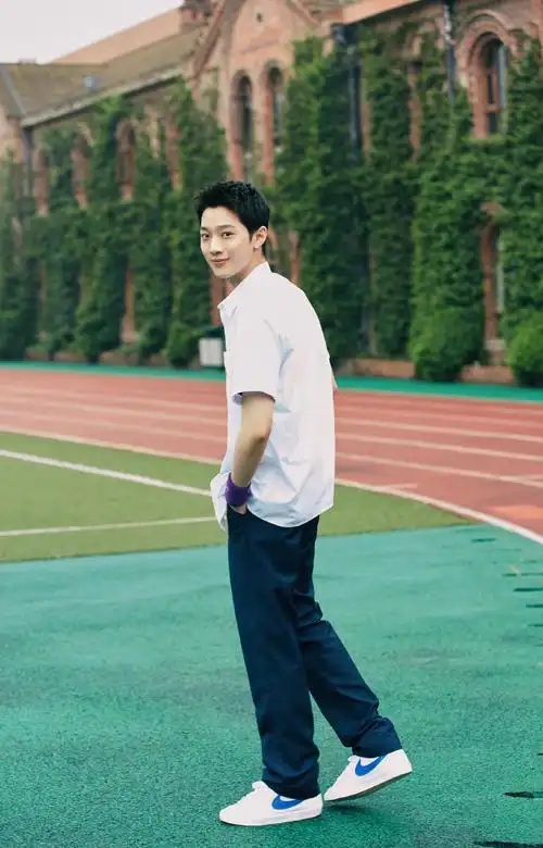 赖冠霖帅气学院风写真图片88