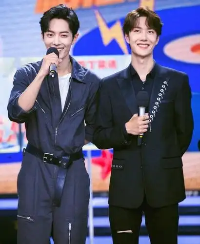 肖战王一博双人照:帅哥跟帅哥在一起太养眼了