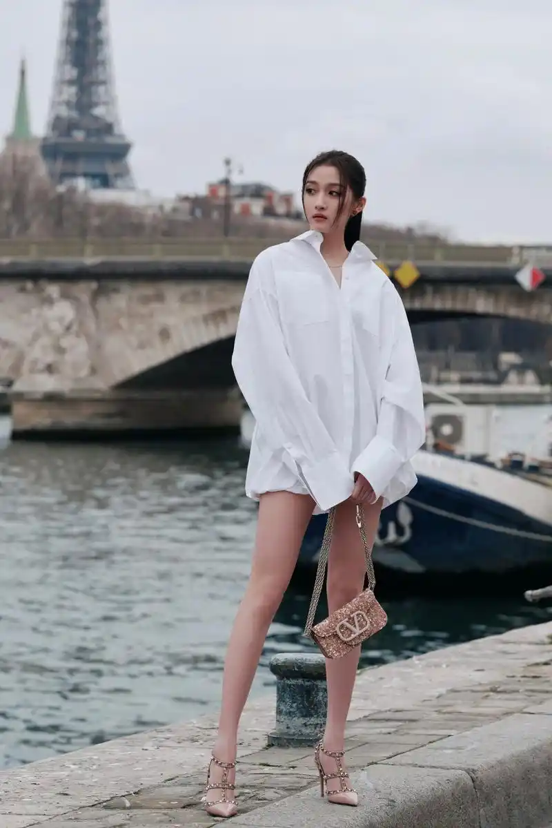 明星关晓彤拥有一双修长的美腿,与她甜美的容颜相得益彰.