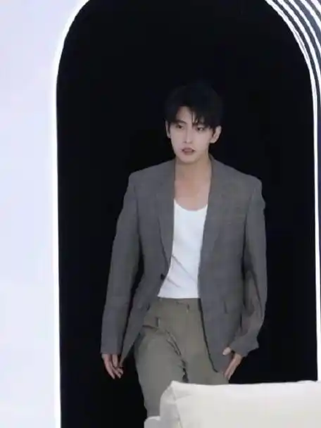 杨洋拄拐酒店会友#  有八卦媒体拍到杨洋拄拐去酒店会友,干饭人阜饭