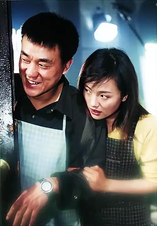 回顾演员何冰娶了初中同桌婚后事业蒸蒸日上赚的钱全部上交