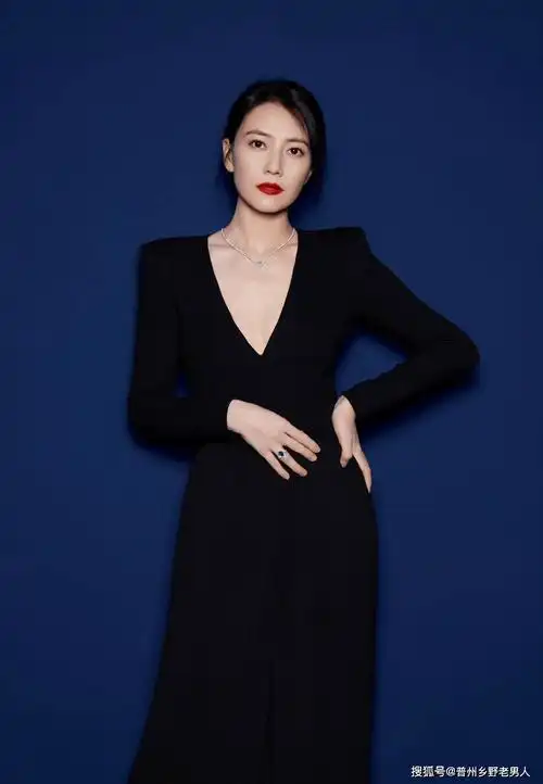 高圆圆黑色深v裙装亮相时尚活动,性感优雅气质惊艳_品牌_裙子_美貌