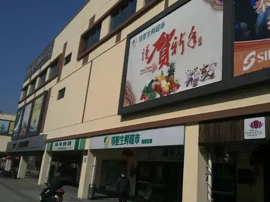 03|建筑的功能分区清晰商场内部利用道路进行功能分割a区是生活超市