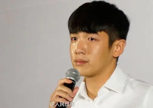 柯震东召开道歉会流泪鞠躬认错