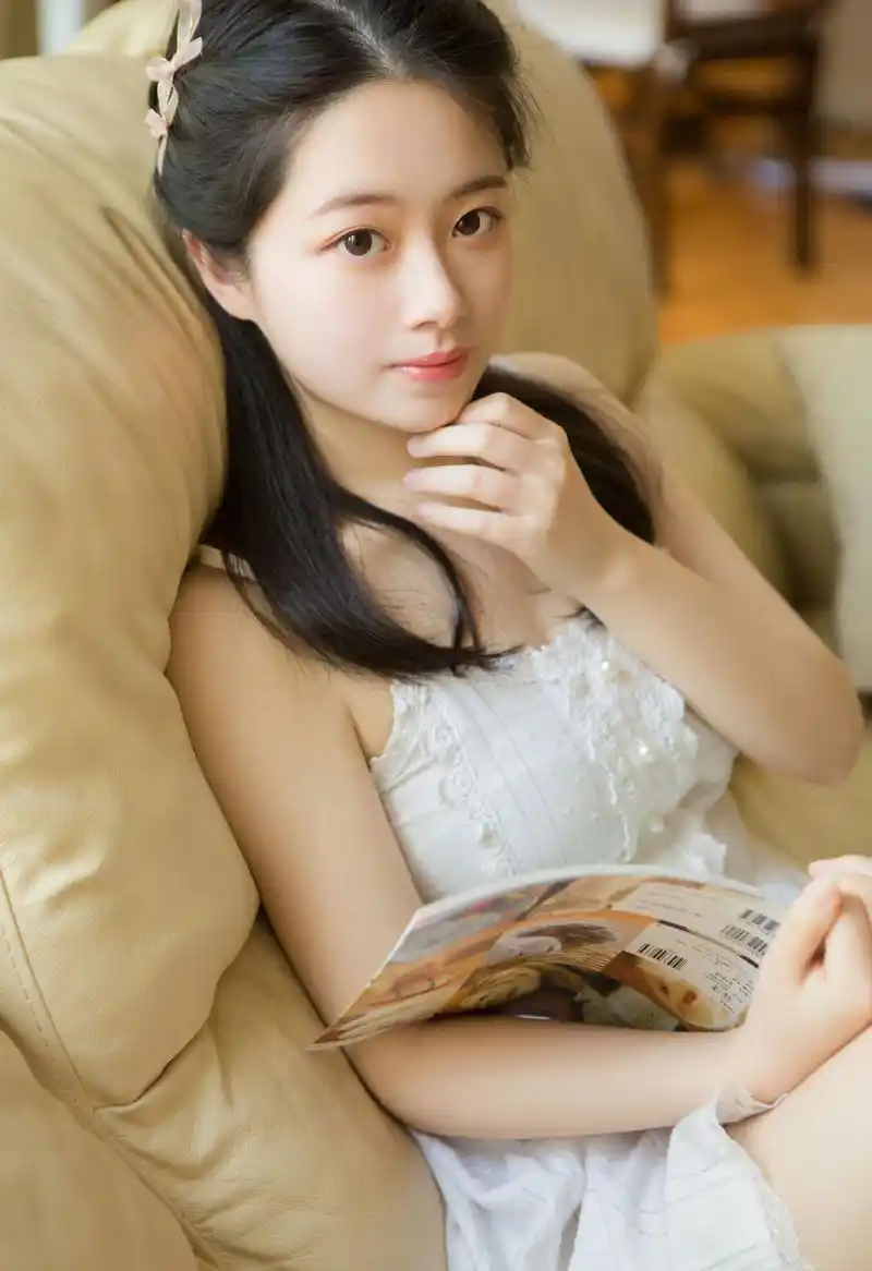 温婉秀气女孩图片性感夏日吊带美女图片写真