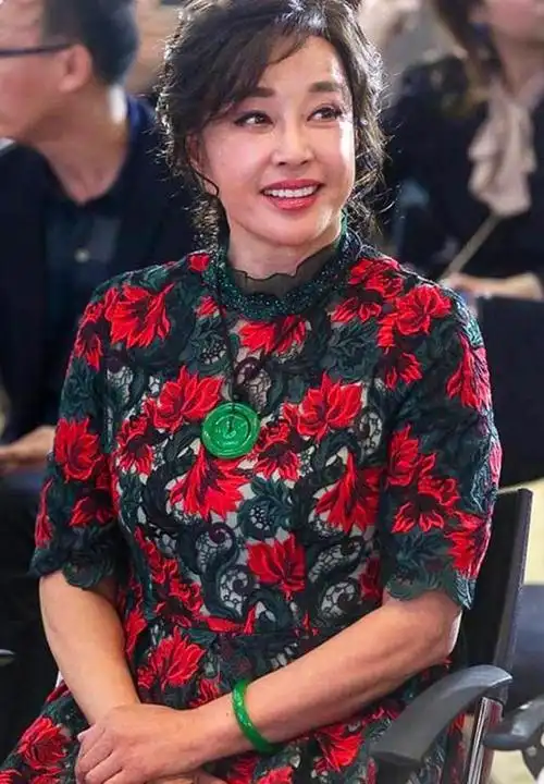 刘晓庆穿连衣裙配平底鞋,终于有个老人样,素颜难掩真实状态!