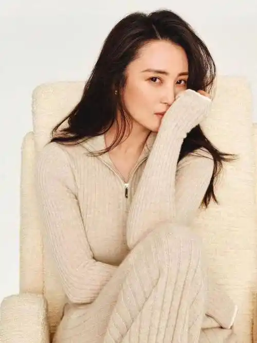 被48岁蒋勤勤的中年状态惊艳到:穿衣不扮嫩,不显老,优雅又高级_保养