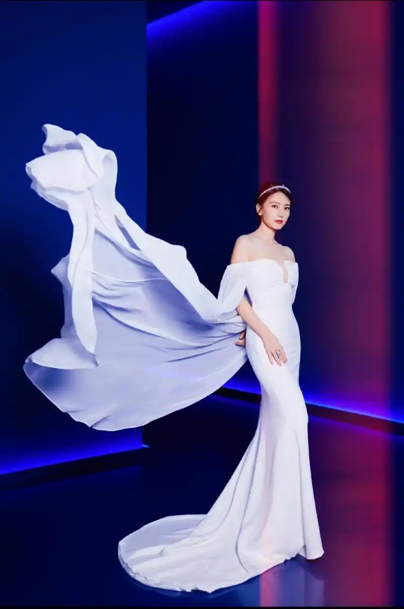 高圆圆写真大片来袭,一袭深v抹胸礼服,头戴钻石皇冠,流光溢彩,风华