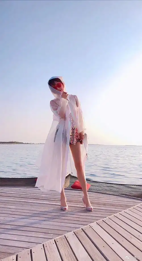 李念海边漫步托腮甜笑状态好穿牛仔短裤大秀美腿