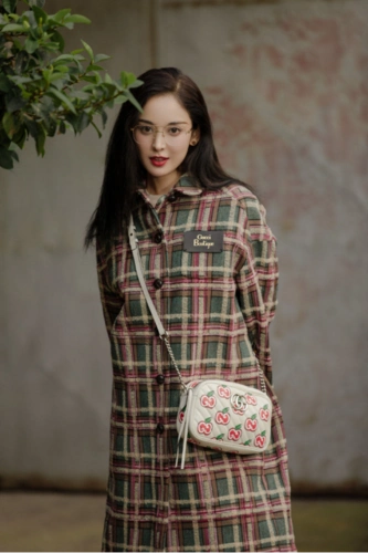 古力娜扎果然是气质美人穿红绿撞色英伦风格子大衣高级又雅致