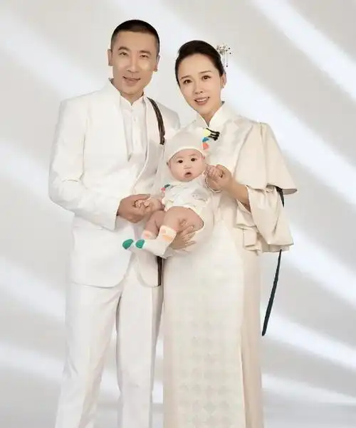 后来,颜丹晨还在工作室拍了一张三口之家的照片.